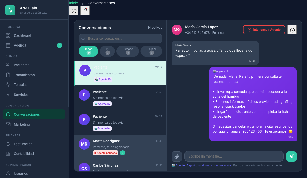 Bandeja de conversaciones de Fisionexa en modo oscuro: el Agente IA explica a una paciente qué llevar a su primera cita y otro chat aparece con el agente pausado